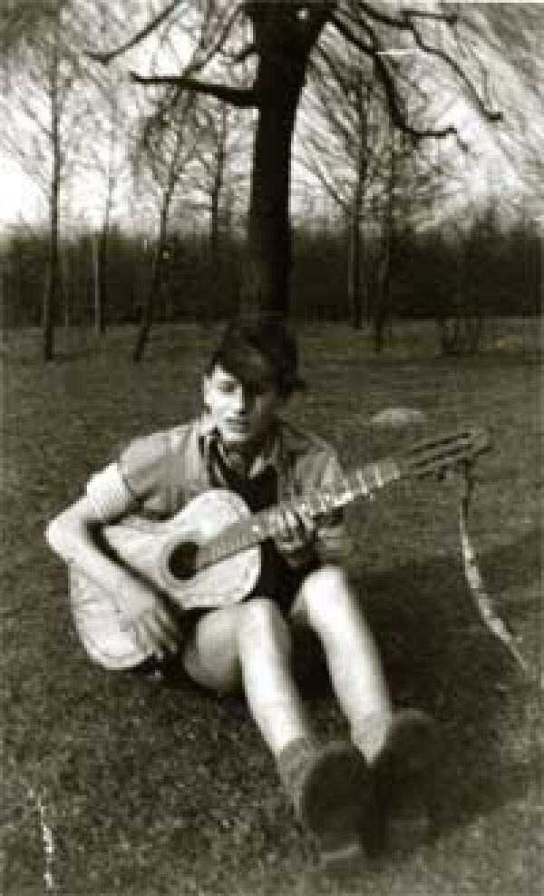 Jean Jülich als Jugendlicher mit Edelweißpiratenkluft und Gitarre