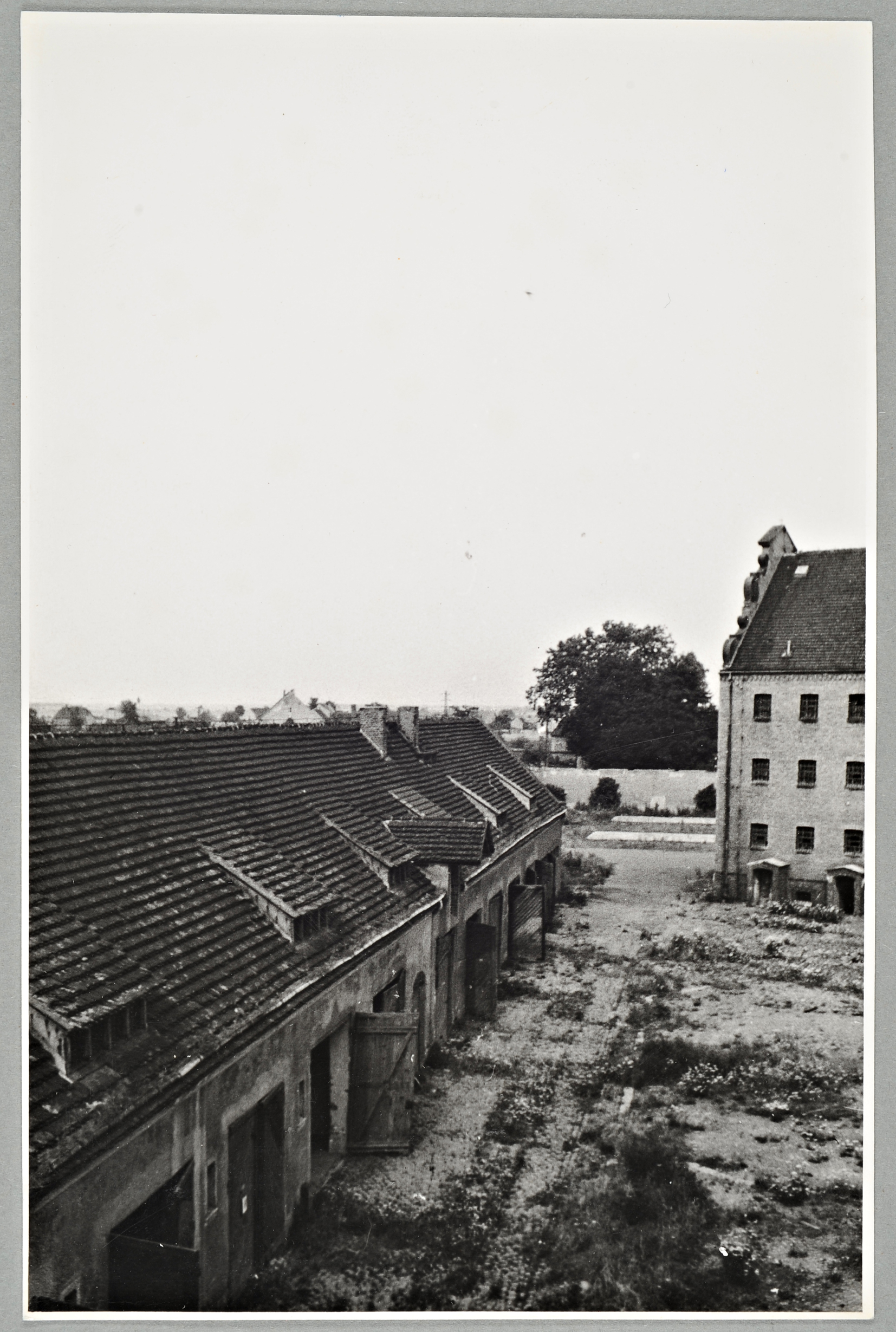 Das Garagen- und Werkstattgebäude der Lichtenburg (erbaut 1908). Hier ist heute die Gedenkstätte des ehemaligen KZ Lichtenburg untergebracht. Das Garagen- und Werkstattgebäude der Lichtenburg (erbaut 1908). Hier ist heute die Gedenkstätte des ehemaligen KZ Lichtenburg untergebracht.