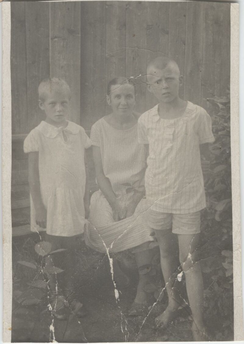 Foto von Kolja (rechts) mit seiner Schwester Maria und seiner Mutter