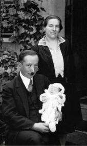 Foto von Adolphe und Emma Arnold mit der kleinen Simone, August 1930