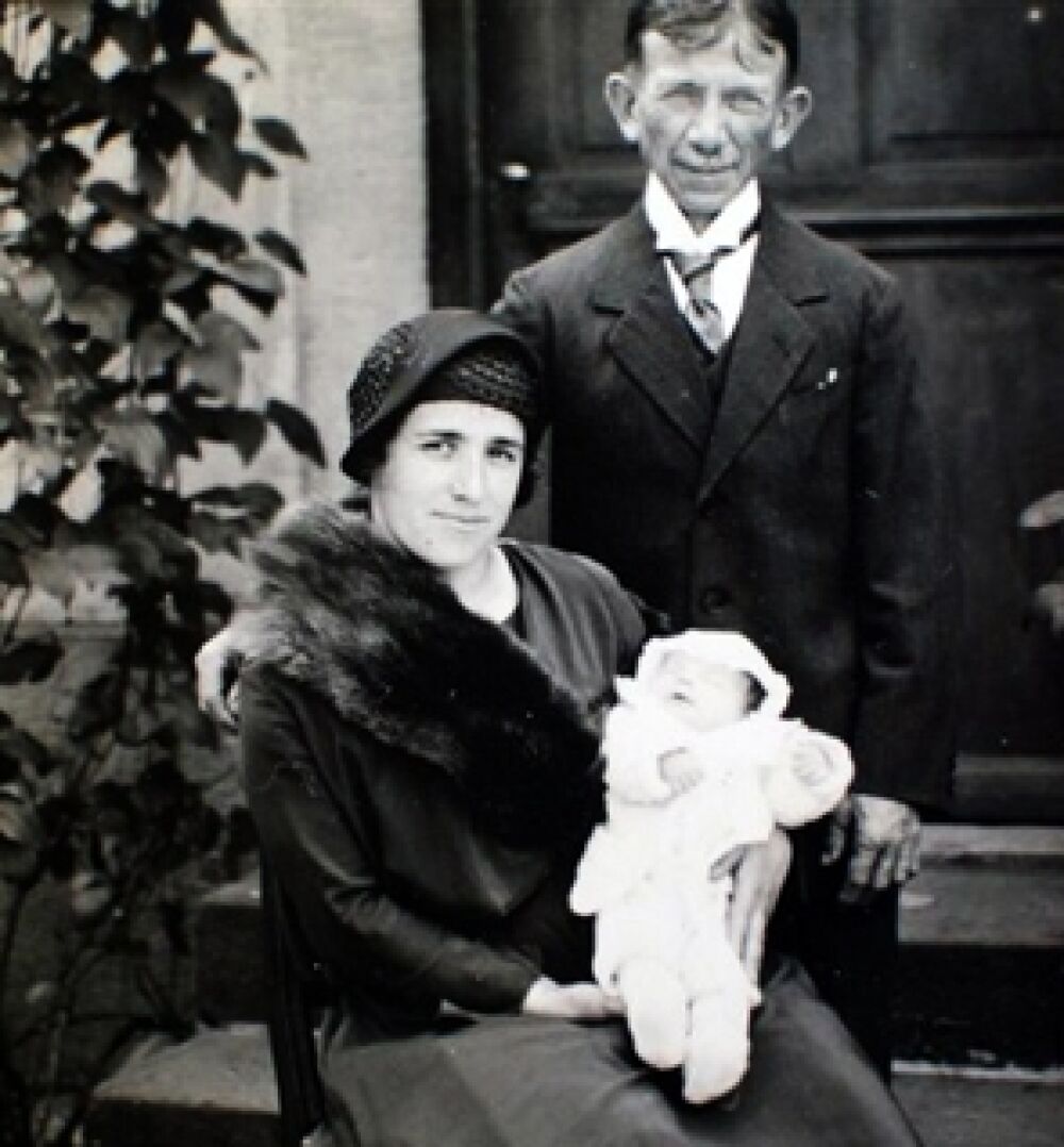 Babyfoto von Simone mit Verwandten