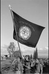 Uniformierte jugendliche Mitglieder von »Hashomer Hatzair« mit Fahne