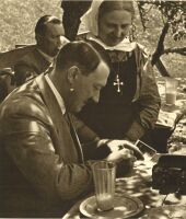 Foto von Adolf Hitler mit einer Nonne
