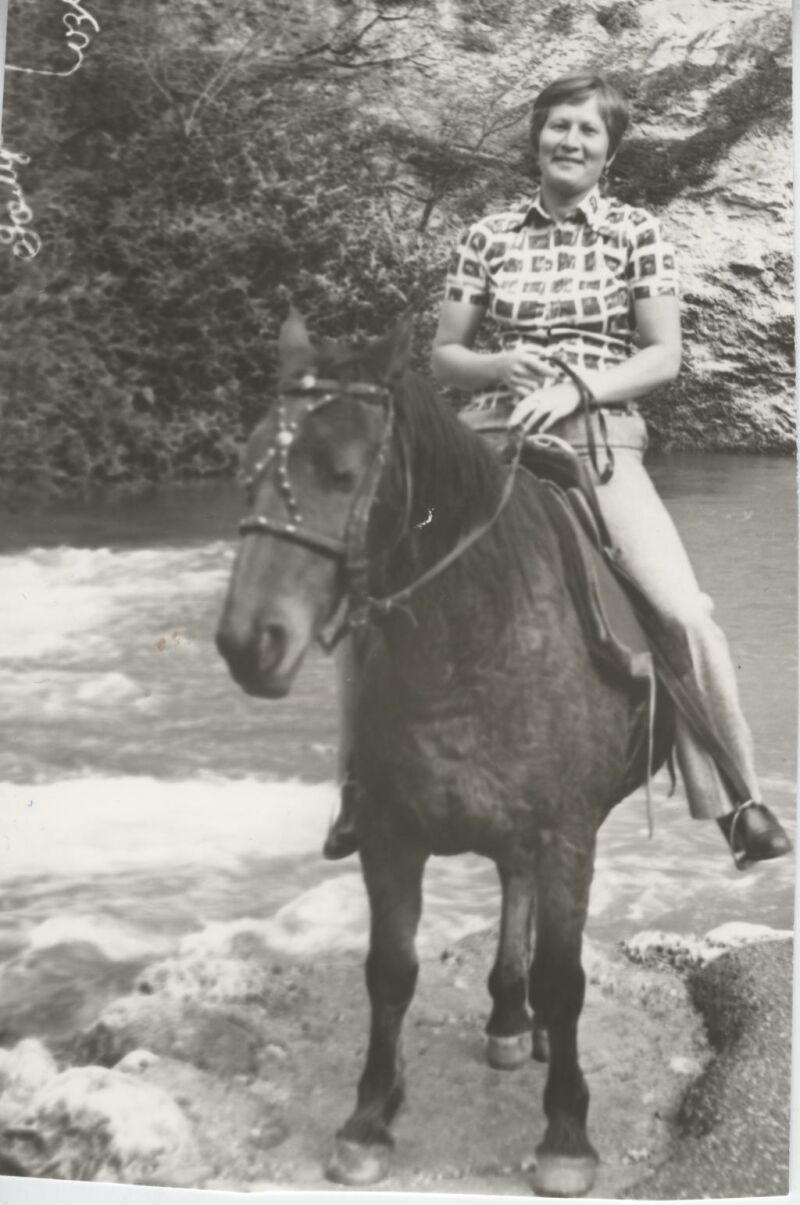 Foto von Koljas Nichte Natalja, auf einem Pferd reitend