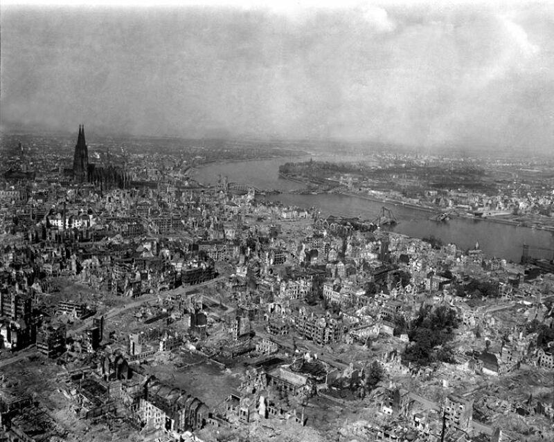 Luftansicht der zerbombten Stadt Köln 1945