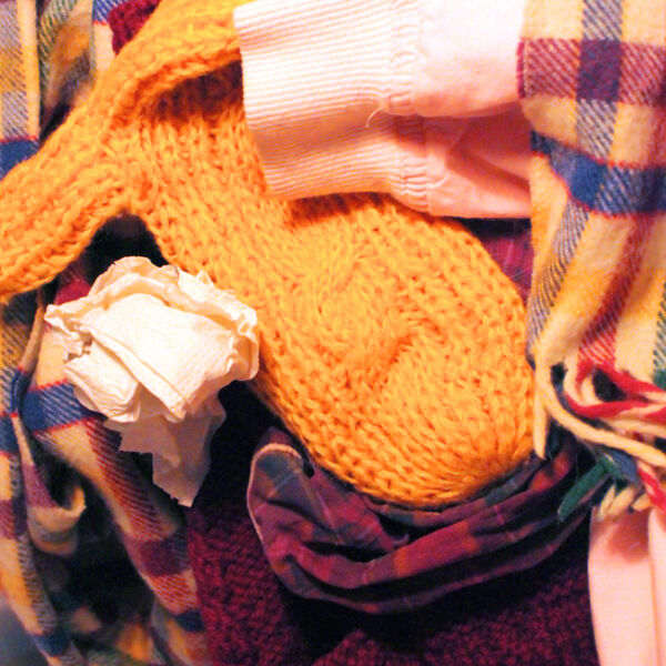 Collage mit warmen Wintersachen und einem Taschentuch