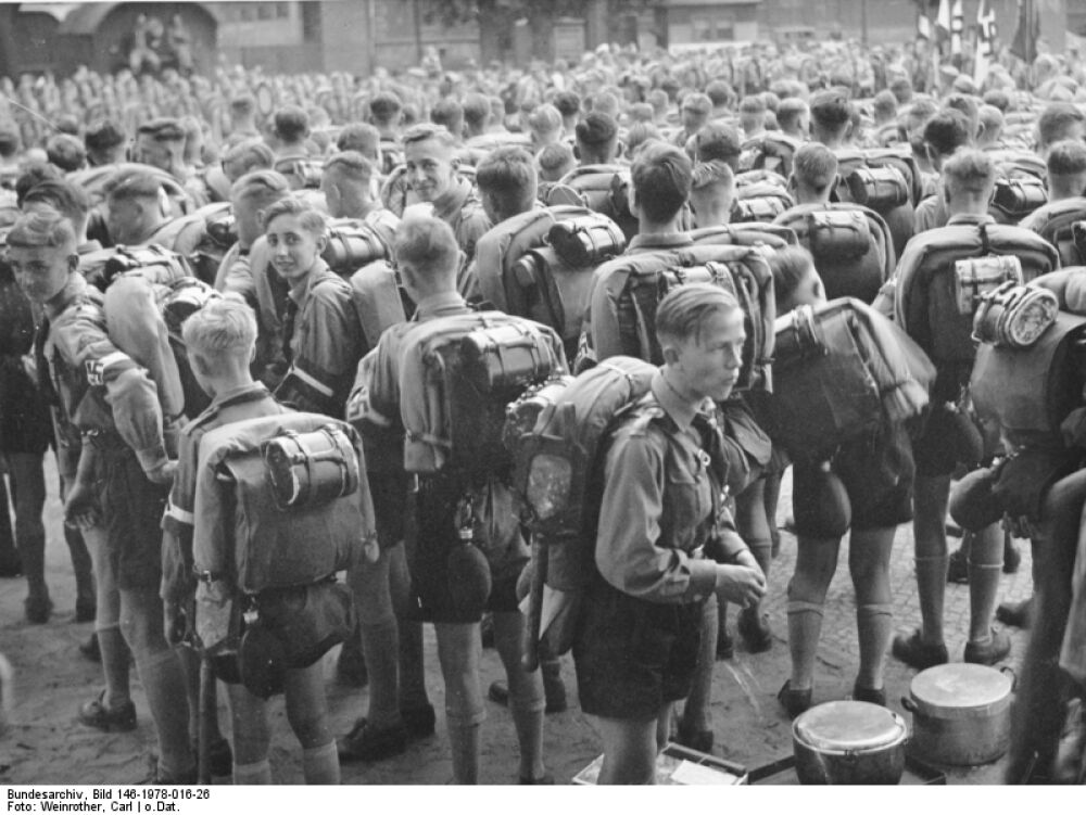 Foto von Hitlerjungen vor einer Fahrt ins Sommerlager