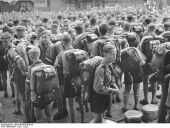 Foto von Hitlerjungen vor einer Fahrt ins Sommerlager