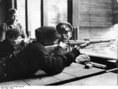Foto von Hitlerjungen bei einer Schießübung