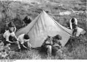 Foto von Hitlerjungen, die ein Zelt aufbauen