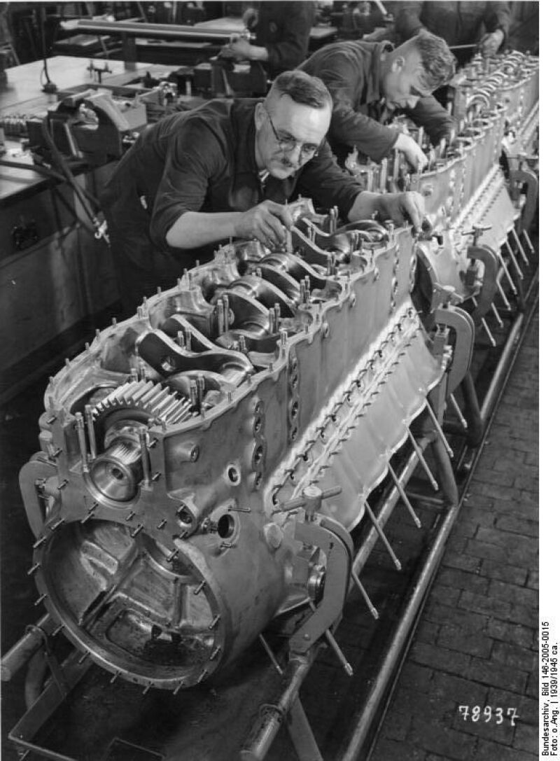 Foto von Flugmotoren in den »Junkers Flugzeug- und Motorenwerken« in Dessau