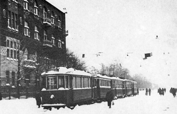 Foto einer eingefrorenen Straßenbahn