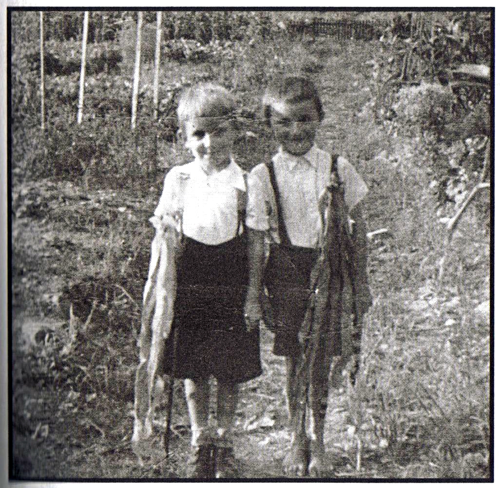 Foto von Andrej und einem Freund im Garten des Lagers Rastatt Foto von Andrej und einem Freund im Garten des Lagers Rastatt