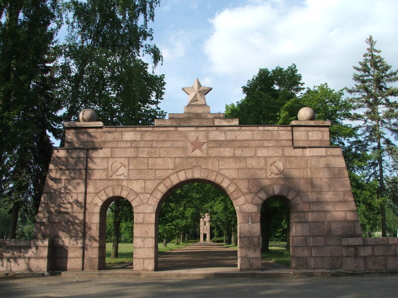 Foto vom Eingang zur Gedenkstätte Ehrenhain Zeithain
