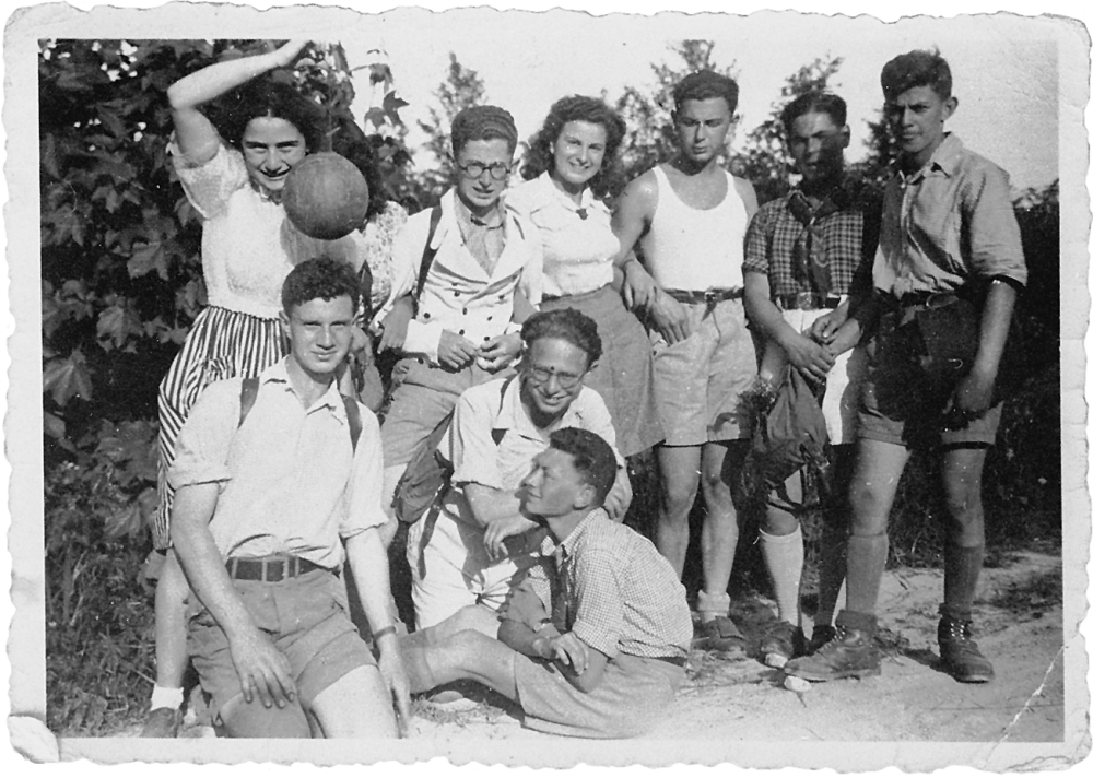 Selma Meerbaum-Eisinger mit ihrer Jugendgruppe im Jahr 1940