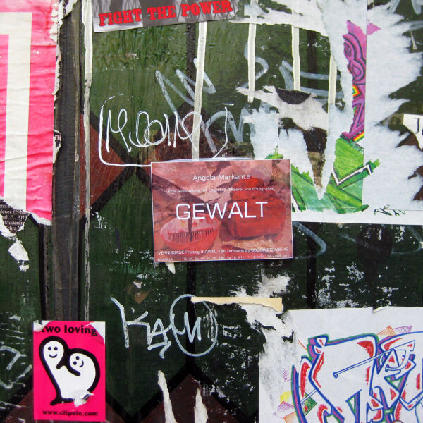 Klebezettel und Graffiti, aufgenommen in Berlin-Neukölln, 2011