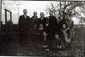 Foto von einem Teil von Andrejs Familie im Lager Rastatt