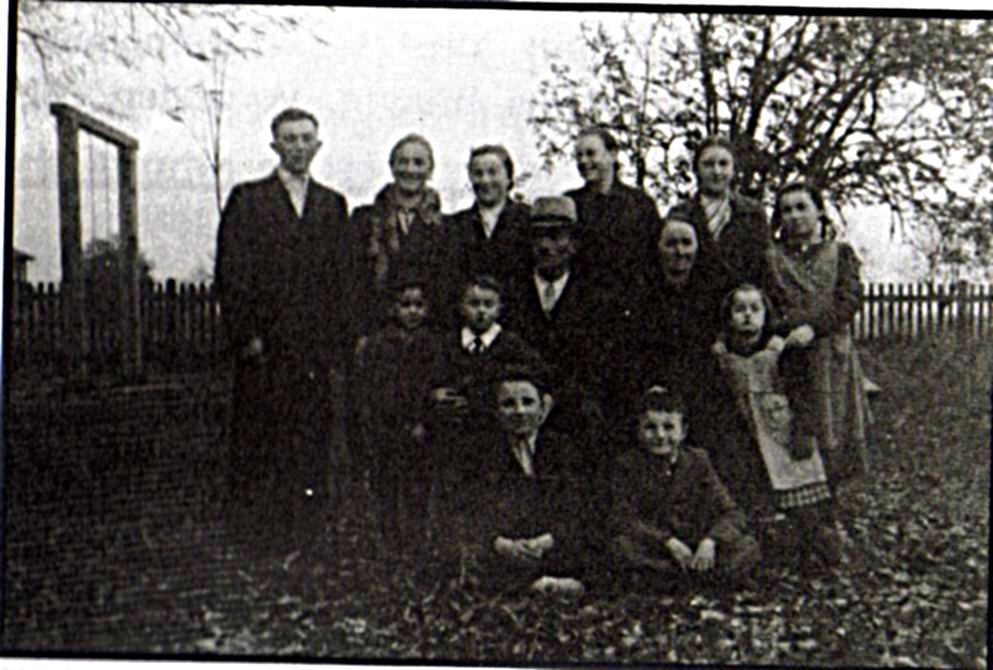 Foto von einem Teil von Andrejs Familie im Lager Rastatt Foto von einem Teil von Andrejs Familie im Lager Rastatt