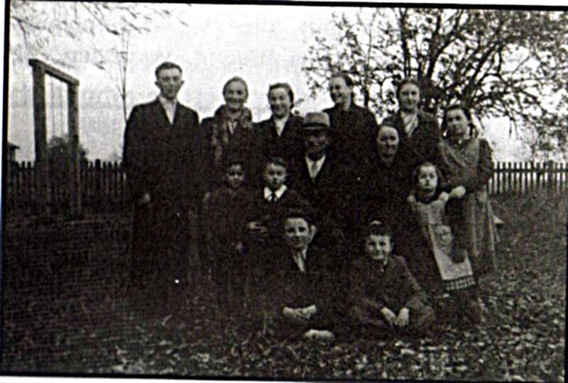 Foto von einem Teil von Andrejs Familie im Lager Rastatt