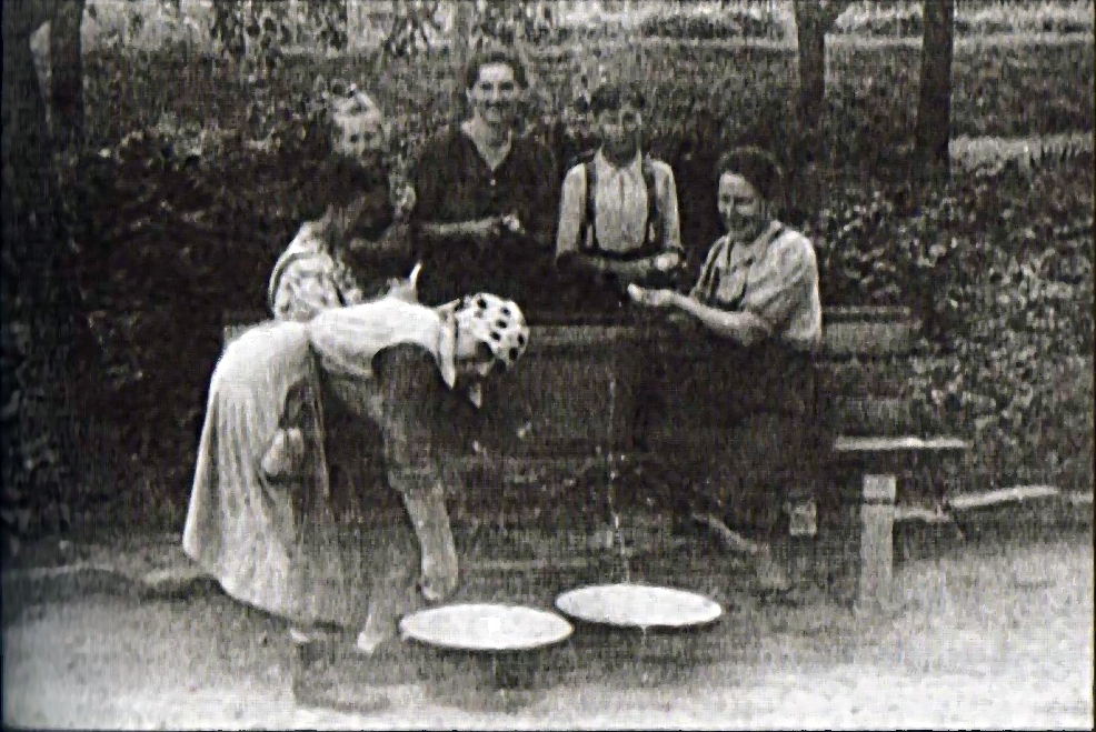 Foto von Frauen im Lager Rastatt beim Kartoffelschälen Foto von Frauen im Lager Rastatt beim Kartoffelschälen