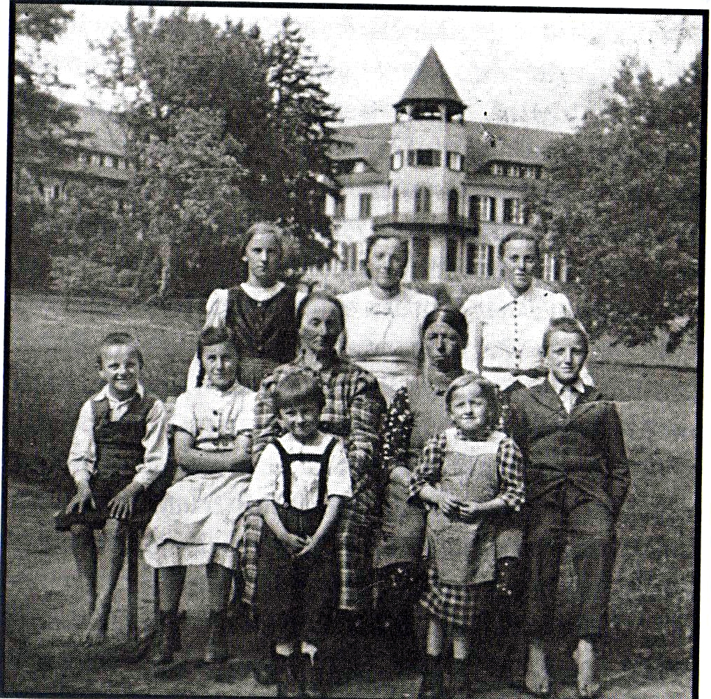 Foto von einem Teil von Andrejs Familie, um 1942 Foto von einem Teil von Andrejs Familie, um 1942