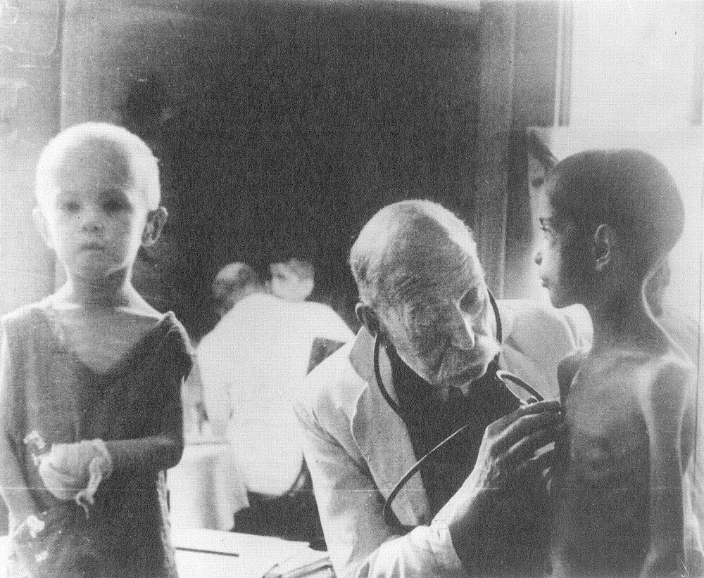 Foto Arzt untersucht Kinder, Leningrad 1941/42