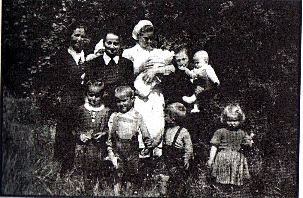 Foto von Kindern aus dem Lager Rehnitz mit ihrer Aufpasserin Foto von Kindern aus dem Lager Rehnitz mit ihrer Aufpasserin