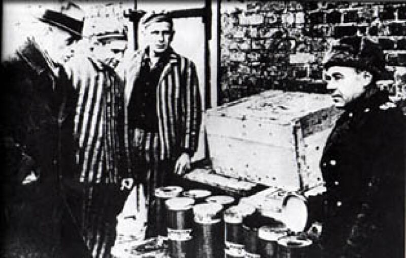 Fotografie von Shlomo Dragon, einem weiteren Häftling und Mitgliedern der sowjetischen Untersuchungskommission