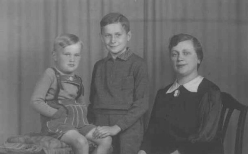 Foto von Fritz mit seiner Mutter und seinem Bruder