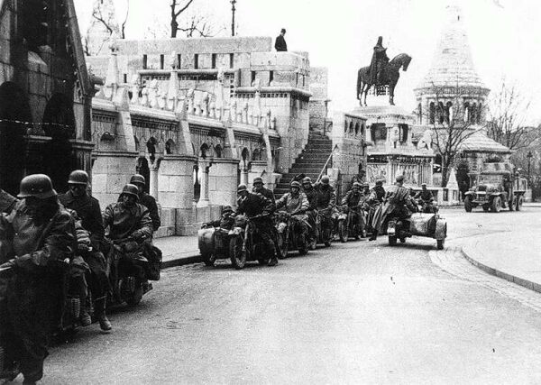 Foto von deutschen Truppen an der Fischerbastei in Budapest