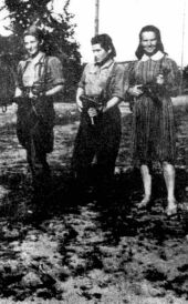 Foto von Vitka und ihren Freundinnen mit Waffen in der Hand