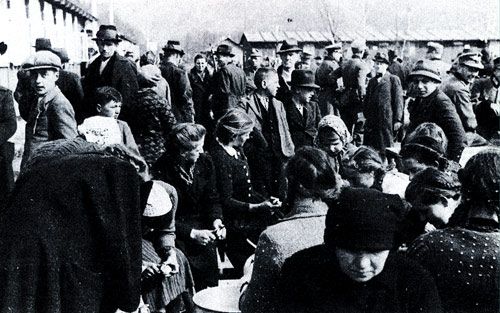 Foto von Zwangsumgesiedelten im Lager Ebenthal/Žrelec Foto von Zwangsumgesiedelten im Lager Ebenthal/Žrelec