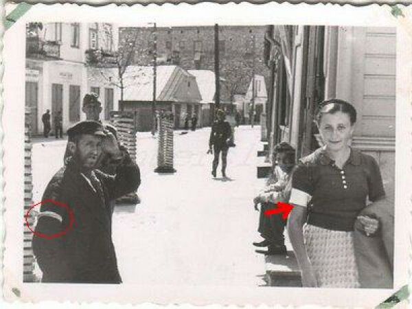 Zwei jüdische Bewohner/-innen des Ghettos von Międzyrzec mit weißen Armbinden