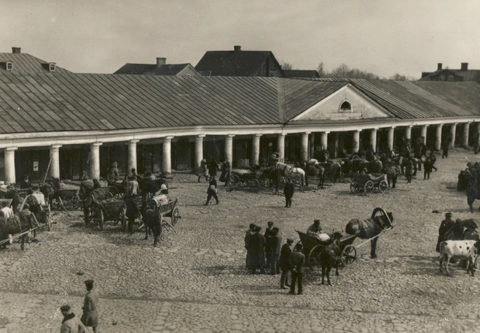 Marktplatz von Nowogródek mit Blick auf die Kolonnaden