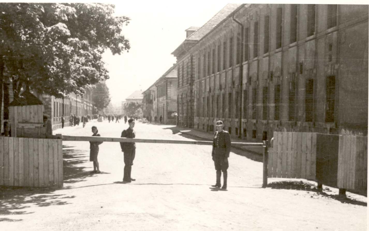 Schranke vor dem Ghetto Theresienstadt