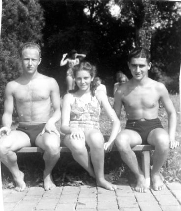 Foto von Sándor mit Freund/-innen im Stadtbad