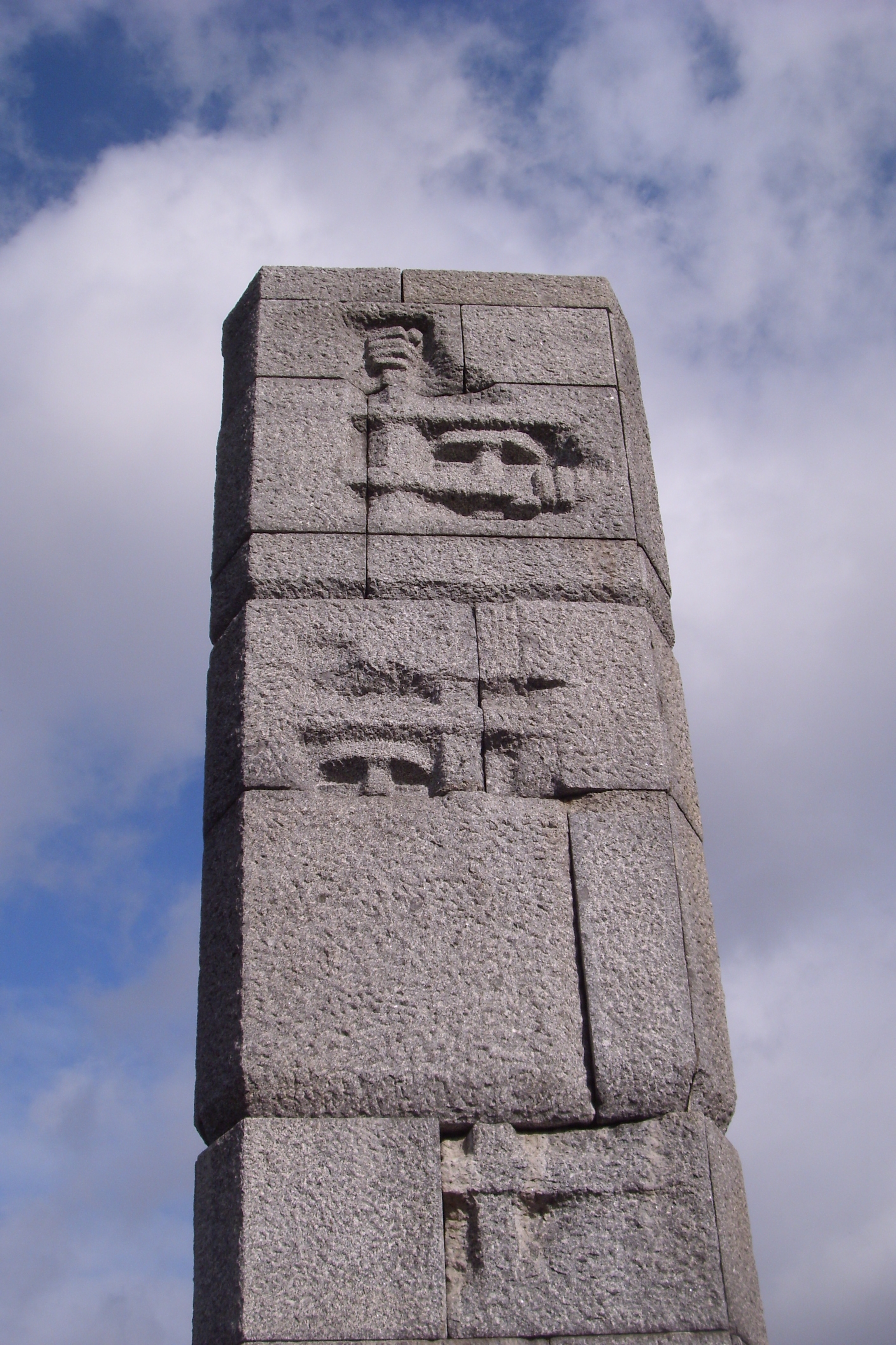 Foto von Zofias Skulptur im Hof des ehemaligen Pawiak-Gefängnisses