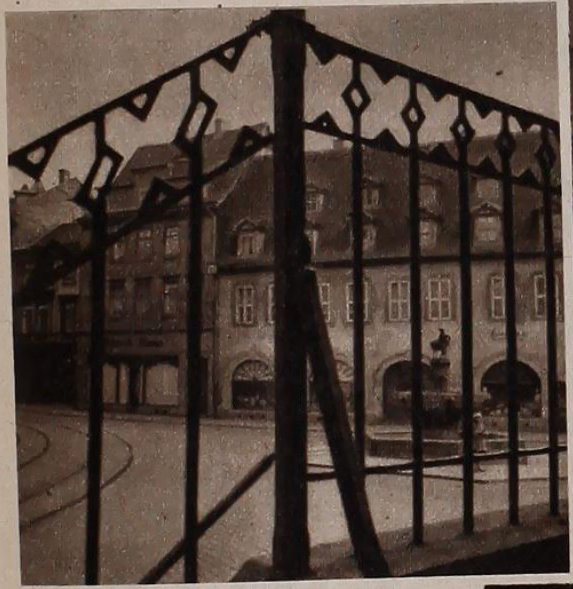 Hinter dem Geländer auf der rechten Seite ist der Eselsbrunnen zu erkennen. 
Das Bild stammt aus dem Jahr 1932.