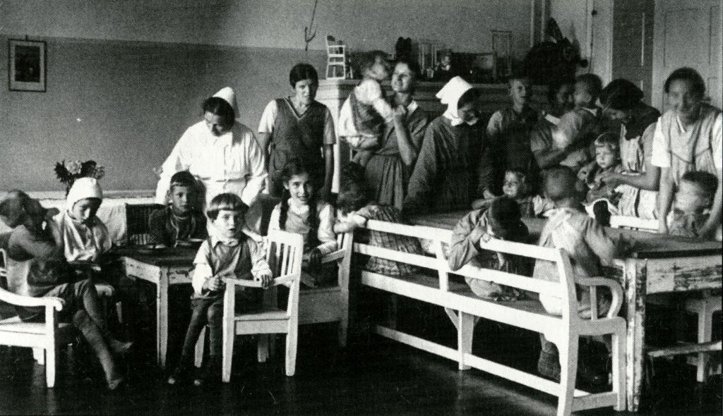 Foto von Ursula Heidrich mit ihrer Wohngruppe im Katharinenhof Großhennersdorf