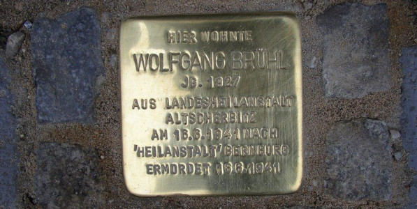 Wolfgangs Name und seine Lebensdaten sind fest in Stein graviert.